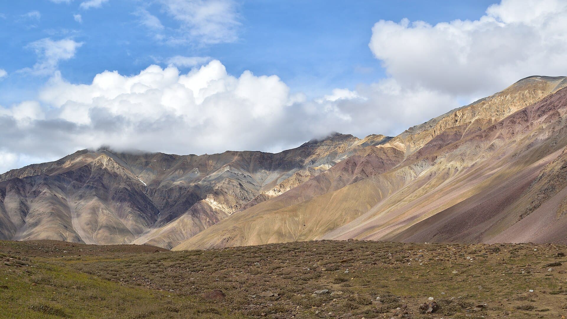 Grassland and mountains near Chandratal, close to the Hampta Pass route