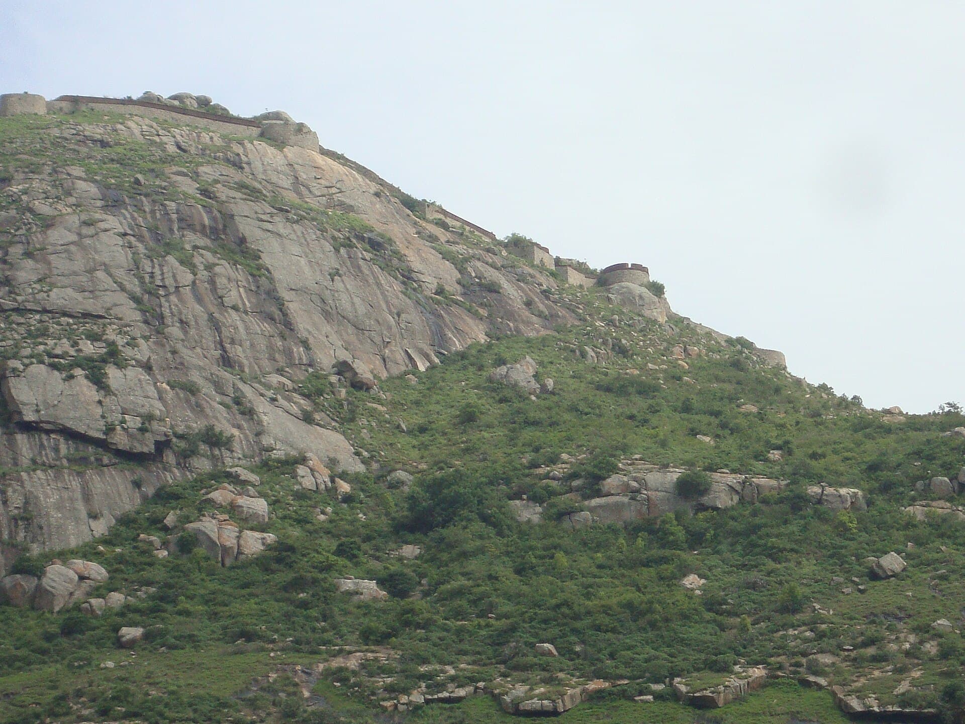 Old fort ramparts along the ridge near Kaiwara Betta