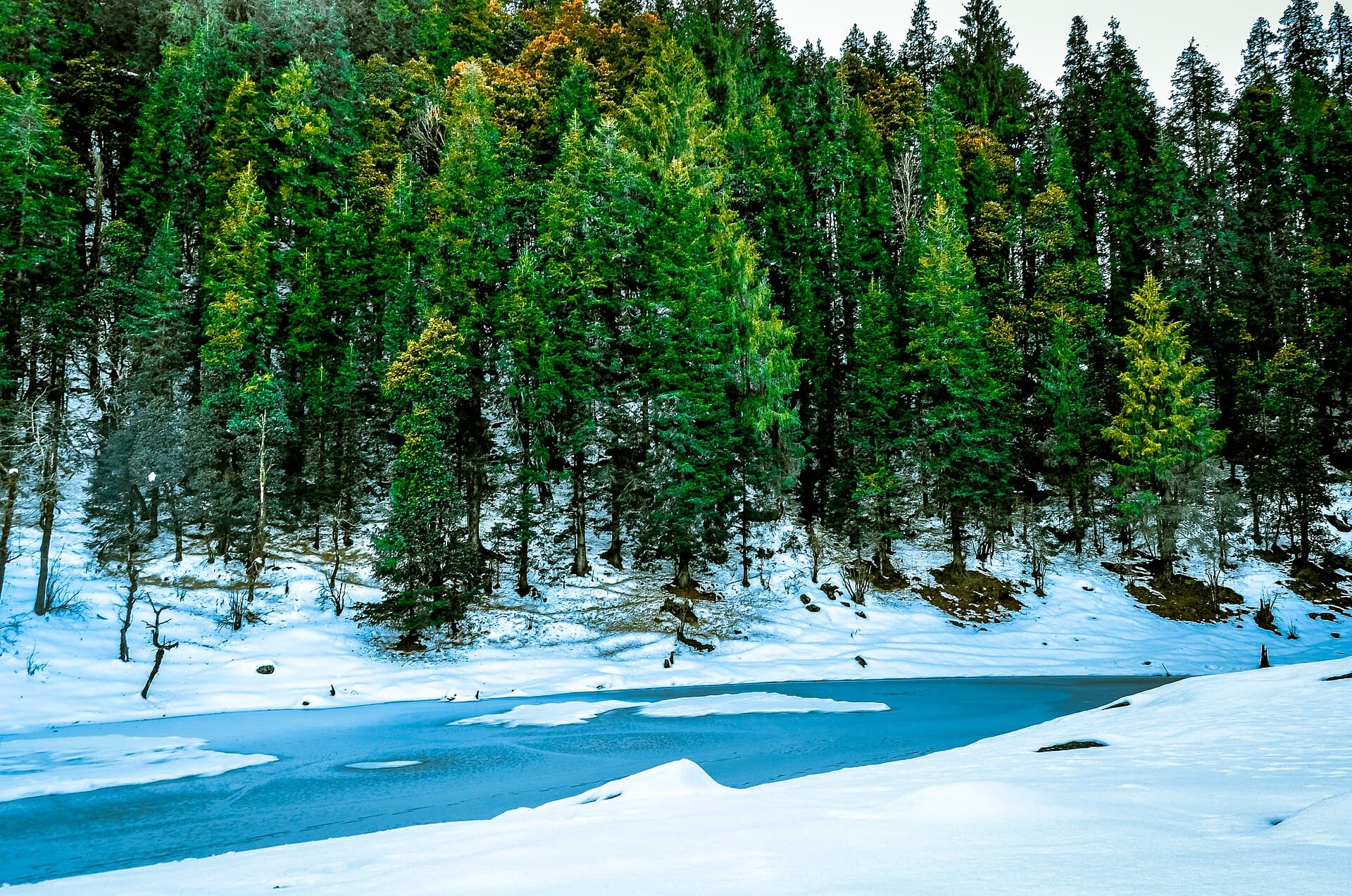 Juda Ka Talab, a frozen high-altitude lake on the Kedarkantha trail