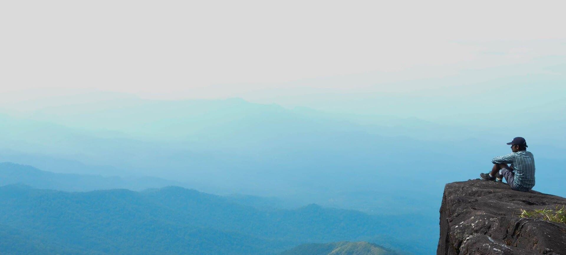 Clifftop viewpoint on the Seshaparvatha ridge near Kumara Parvatha
