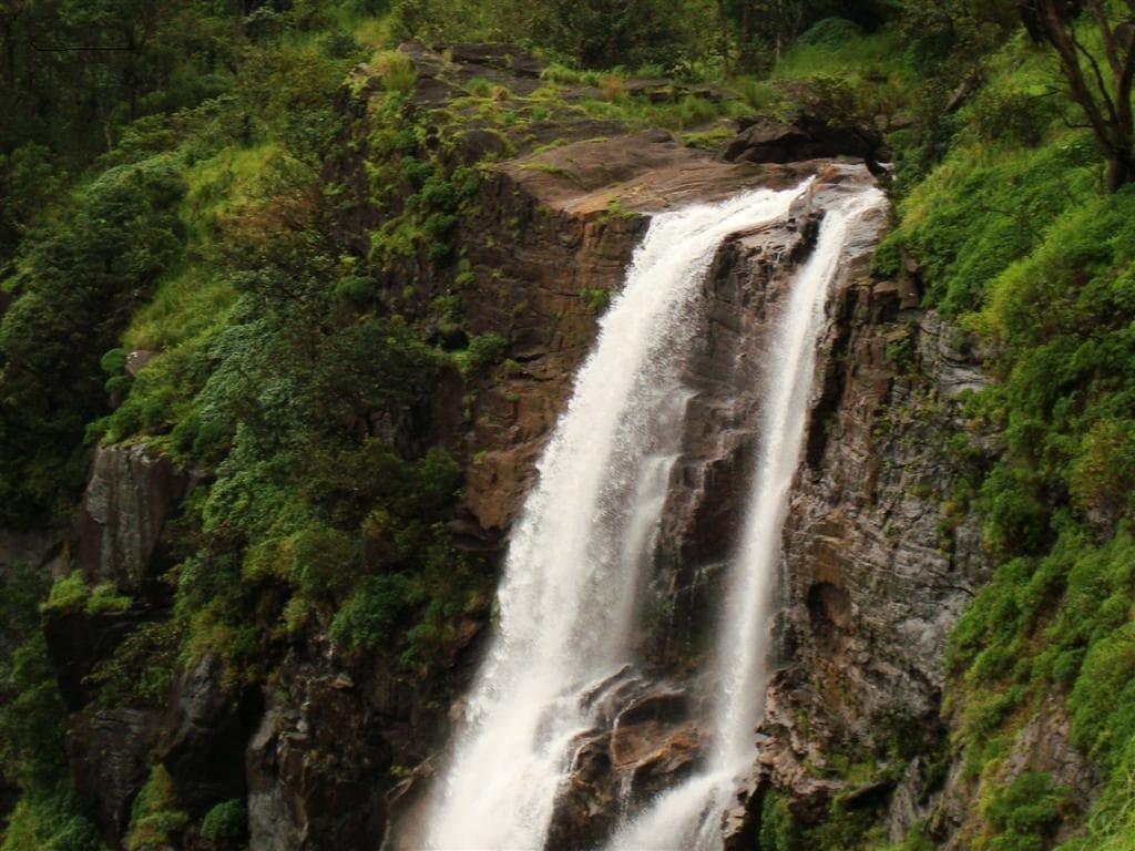 Bandaje Falls, the waterfall crossing on the Ballalarayana Durga trail